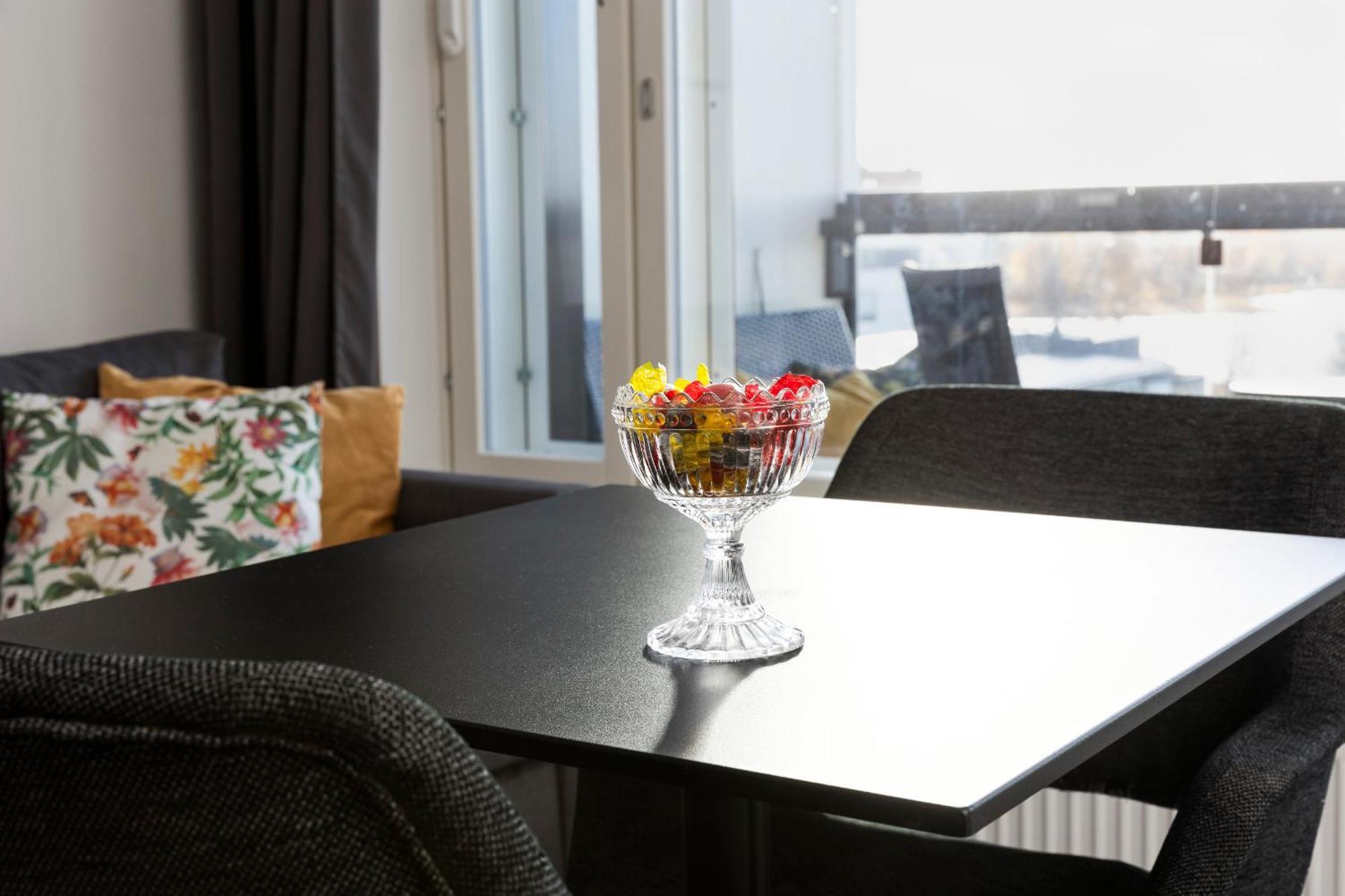 Valoisa Huoneisto Parvekkeella Ja Jaervinaekoealalla